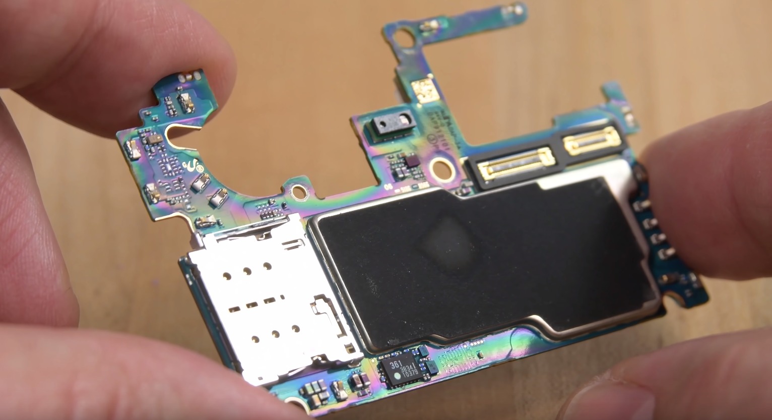 iFixitがGalaxy Z Flipの分解レポートを公開。修理スコアは2点 プラスガジェット