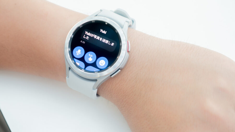 Galaxy Watch4 ClassicでLINEの通知をチェックしている様子