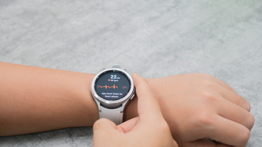 Galaxy Watch4 ClassicでECG(心電図)を利用している様子