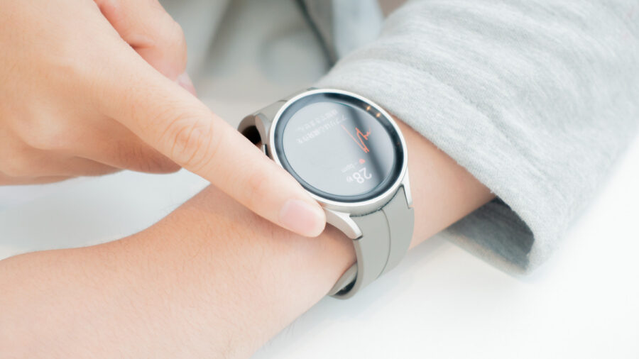 Galaxy Watch5 Proで心電図(ECG)を計測している様子