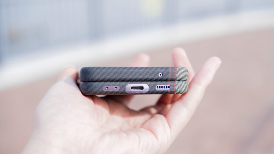 Galaxy Z Flip4用MagEZ Case 3のUSBポート