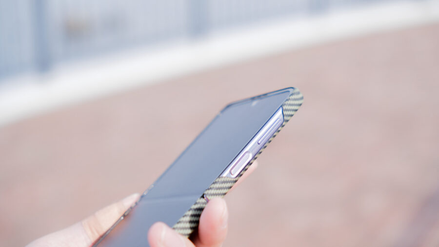 Galaxy Z Flip4用MagEZ Case 3の側面