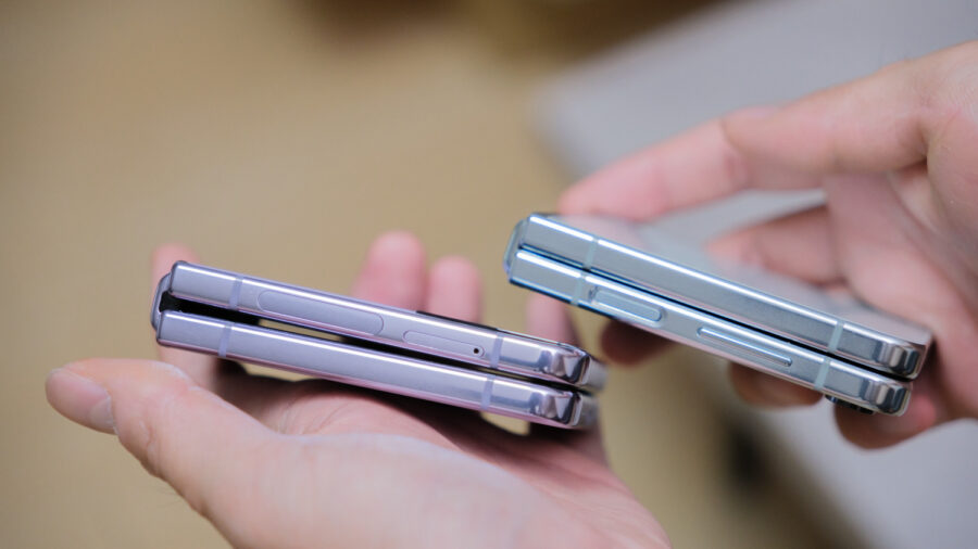 左：Galaxy Z Flip4 右：Galaxy Z Flip5